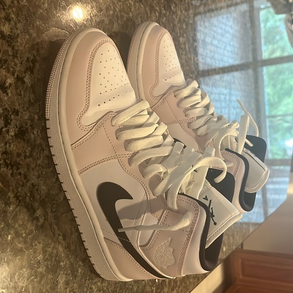 Women’s Size 8 Air Jordan 1 Mid Barely Rose , basically new, worn twice. - Picture 1 of 4